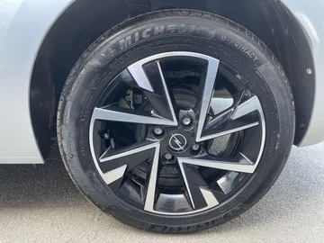 Car image 19