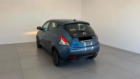 Car image 5