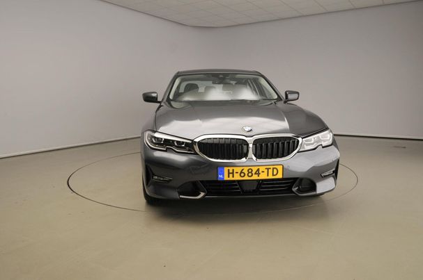 BMW 330e 215 kW image number 2