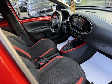 Car image 14