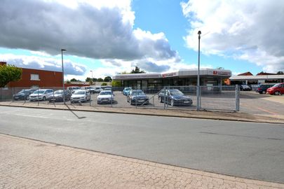 Car image 17
