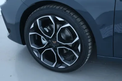 Car image 26