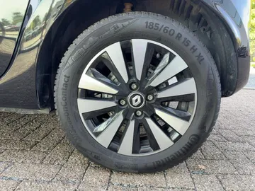 Car image 26