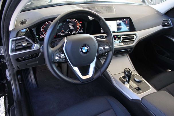 BMW 320d Touring xDrive 140 kW image number 16