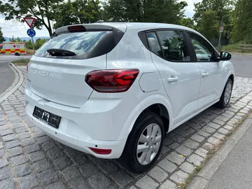 Car image 5