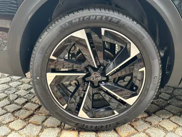 Car image 27