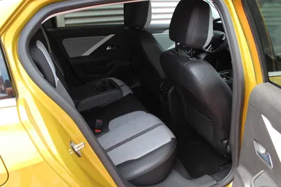 Car image 23