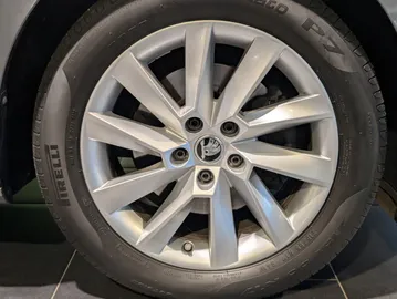 Car image 13