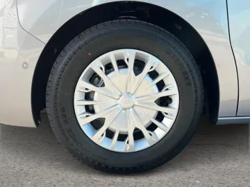 Car image 27