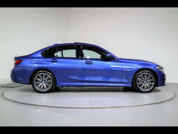 BMW 330e M Sport 215 kW image number 2