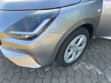 Car image 19