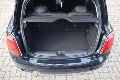 Car image 32
