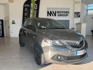 Car image 2