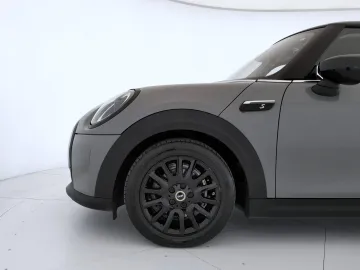 Car image 25