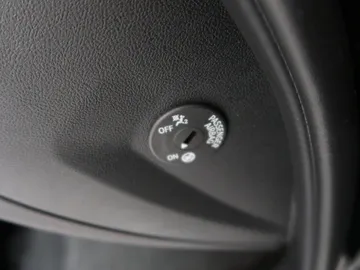 Car image 32
