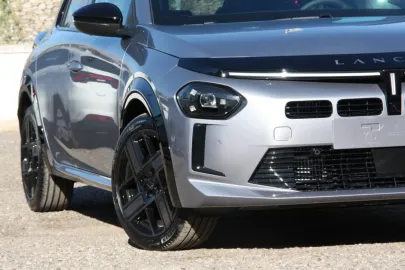 Car image 24