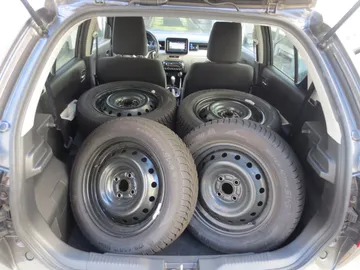 Car image 15