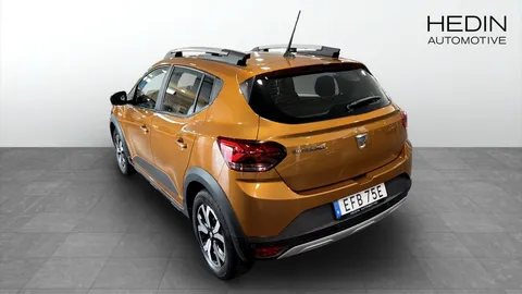 Car image 4