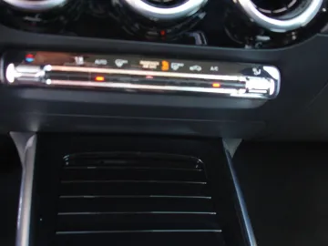 Car image 32
