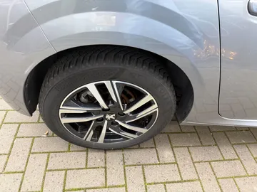 Car image 25