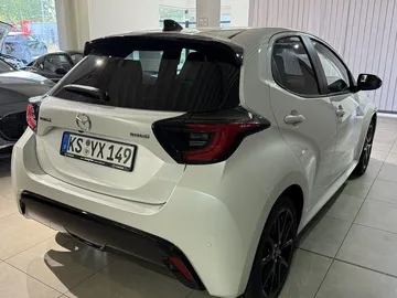 Car image 4