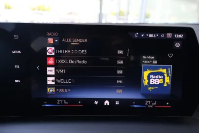 Car image 27