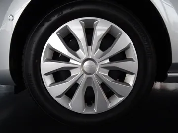 Car image 25