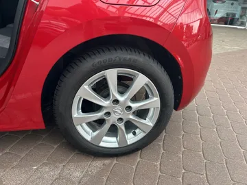 Car image 14