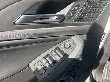 Car image 35