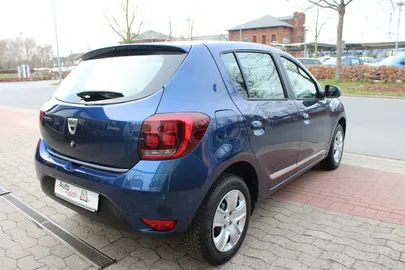 Car image 4