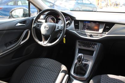 Car image 14