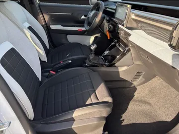 Car image 16