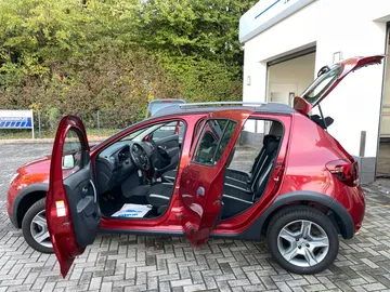 Car image 19