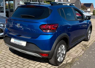 Car image 4