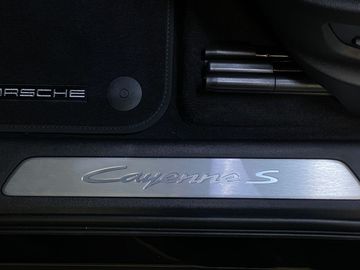 Car image 30