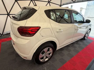 Car image 5