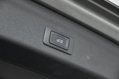 Car image 40