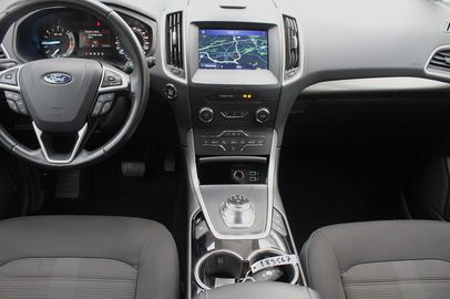 Car image 12