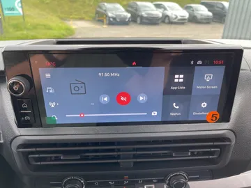 Car image 25