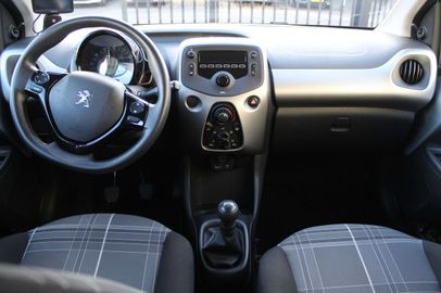 Car image 10