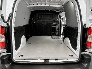 Car image 24