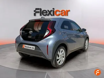 Car image 4
