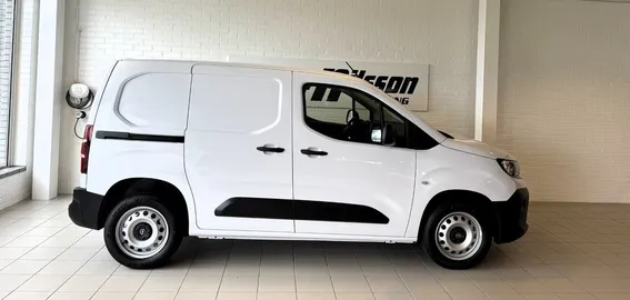 Car image 3