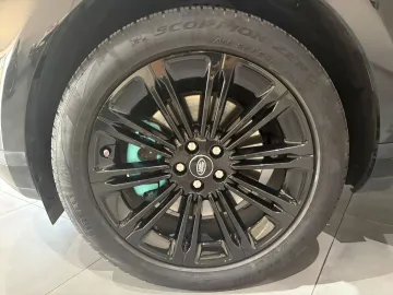 Car image 13