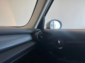 Car image 38