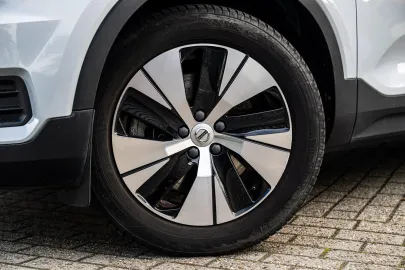 Car image 30