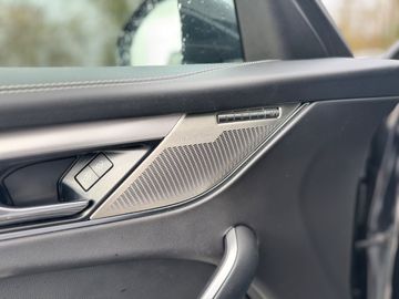 Car image 32