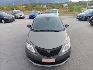Car image 19