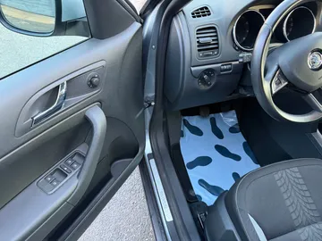 Car image 29