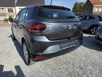 Car image 5